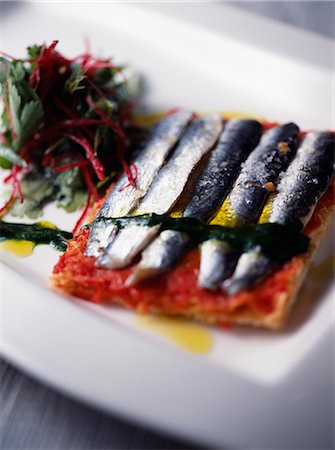 simsearch:652-03804312,k - Tartelette de sardines et tomates marinée Photographie de stock - Premium Libres de Droits, Code: 652-03803079