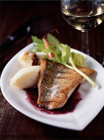 Pan-fried bass in red wine sauce with mashed potatoes Foto de stock - Sin royalties Premium, Código: 652-03803115