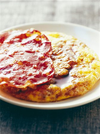 Omelette with chorizo Foto de stock - Sin royalties Premium, Código: 652-03803139