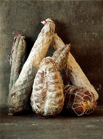 Selection of dried sausages from Lyon Foto de stock - Sin royalties Premium, Código: 652-03803148