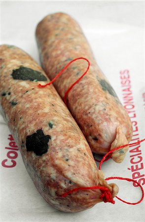 Saucisson Lyonnais truffé Photographie de stock - Premium Libres de Droits, Code: 652-03803140