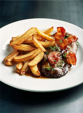 Pan-fried veal's liver with bacon and fried potatoes Stock Photo - Premium Royalty-Free, Code: 652-03803168