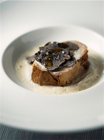 Veal fillet with black truffles and cream of Jerusalem artichokes Foto de stock - Royalty Free Premium, Número: 652-03803160