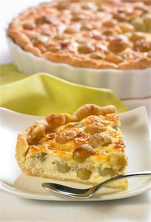 simsearch:652-03800976,k - Tarte aux raisin et aux amandes Photographie de stock - Premium Libres de Droits, Code: 652-03803178