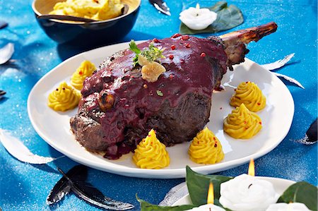 simsearch:652-03803258,k - Venison haunch with confit ginger and mashed sweet potatoes Foto de stock - Sin royalties Premium, Código: 652-03803258