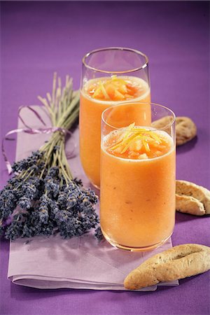 simsearch:652-03803581,k - Gaspacho de melon avec lavande Photographie de stock - Premium Libres de Droits, Code: 652-03803277