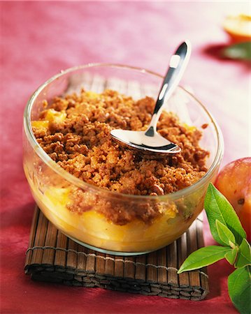 speculoos - Nectarine and Speculos biscuit crumble Foto de stock - Sin royalties Premium, Código: 652-03803304