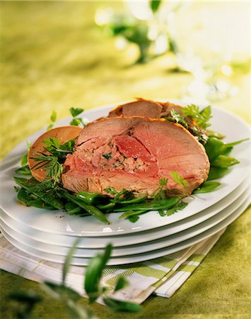 simsearch:652-06818673,k - Stuffed leg of lamb with a slice of foie gras Foto de stock - Sin royalties Premium, Código: 652-03803305