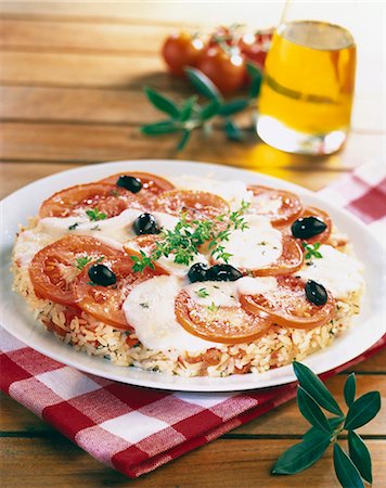 simsearch:652-03803448,k - Rice pizza with tomatoes and mozzarella Foto de stock - Sin royalties Premium, Código: 652-03803307