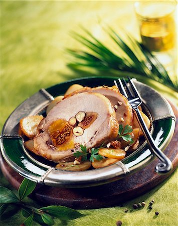 relleno (comida) - Roast pork stuffed with apricots and hazelnuts Foto de stock - Sin royalties Premium, Código: 652-03803318