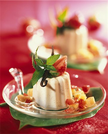 simsearch:652-06819041,k - Vanilla cream dessert with fresh fruit Foto de stock - Sin royalties Premium, Código: 652-03803329