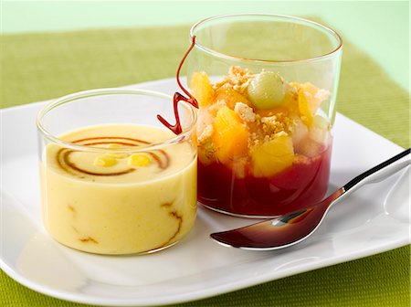 desserts with fruit sauces - Fruit crumble and custard with caramel Stock Photo - Premium Royalty-Free, Code: 652-03803345