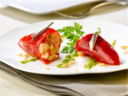 relleno (comida) - Red peppers stuffed with anchovies Foto de stock - Sin royalties Premium, Código: 652-03803363