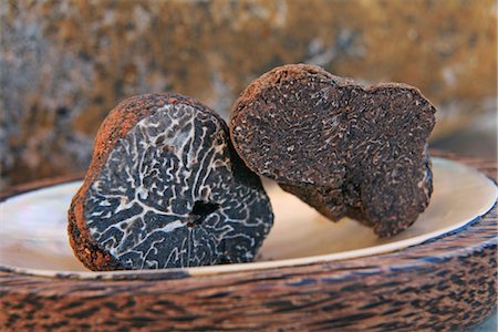 Brumale truffle and black truffle from the Perigord Stock Photo - Premium Royalty-Free, Code: 652-03803383