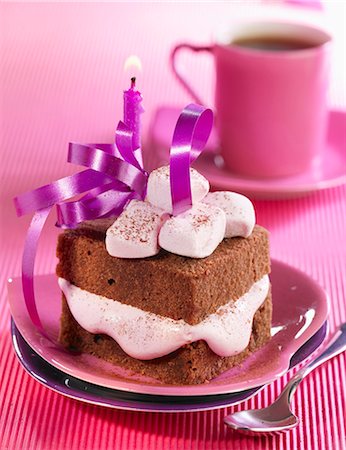 simsearch:652-03634022,k - Chocolate and marshmallow birthday cake Foto de stock - Sin royalties Premium, Código: 652-03803395