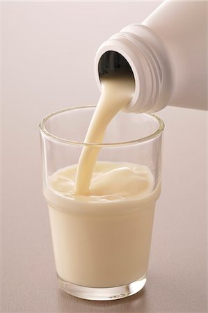 simsearch:652-03803997,k - Pouring a glass of milk Stock Photo - Premium Royalty-Free, Code: 652-03803405