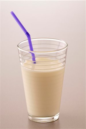 Verre de lait avec de la paille Photographie de stock - Premium Libres de Droits, Code: 652-03803406