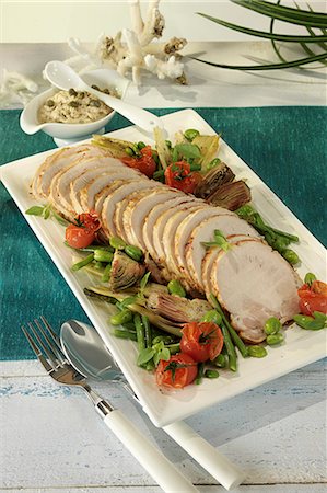 simsearch:652-03804150,k - Roast pork with summer vegetables and tuna sauce Foto de stock - Royalty Free Premium, Número: 652-03803454