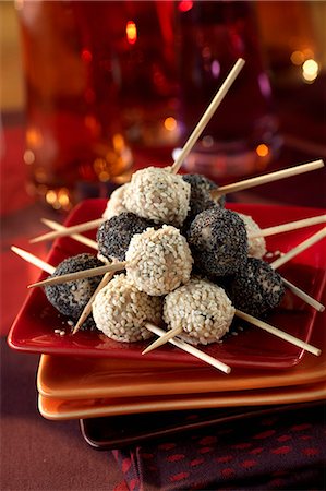 simsearch:825-03627212,k - Tuna balls coated with sesame seeds and with poppyseeds Foto de stock - Sin royalties Premium, Código: 652-03803467