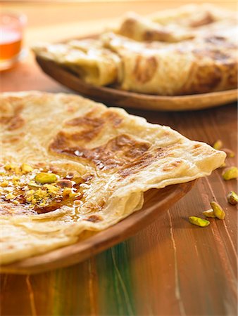 Moroccan pancakes with pistachios and honey Foto de stock - Sin royalties Premium, Código: 652-03803488