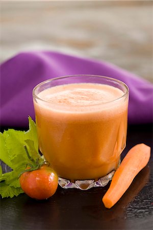 Smoothie de tomate, de carotte et de céleri Photographie de stock - Premium Libres de Droits, Code: 652-03803560