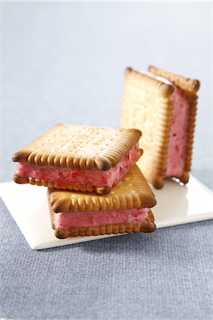 simsearch:652-06818814,k - Biscuit thé riche et sandwichs à la crème glacée Photographie de stock - Premium Libres de Droits, Code: 652-03803632