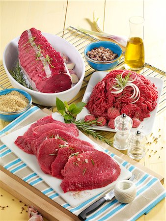 simsearch:652-03801787,k - Assorted pieces of raw beef Foto de stock - Sin royalties Premium, Código: 652-03803644