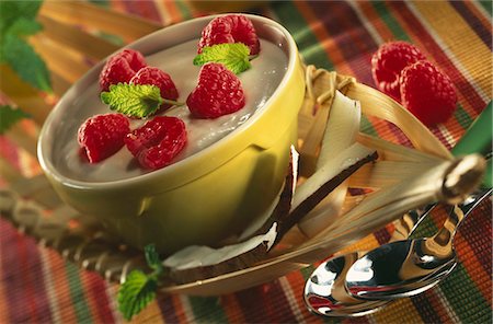 simsearch:652-03801545,k - Cream dessert with raspberries Foto de stock - Sin royalties Premium, Código: 652-03803656