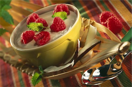 simsearch:652-03804539,k - Cream dessert with raspberries Foto de stock - Sin royalties Premium, Código: 652-03803656