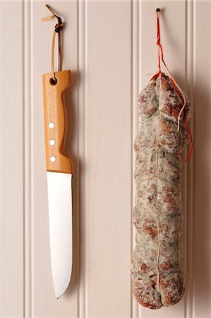 Hanging dried sausage and knife Foto de stock - Sin royalties Premium, Código: 652-03803668