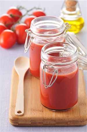 sauce spaghetti - Pots de sauce tomate Photographie de stock - Premium Libres de Droits, Code: 652-03803725