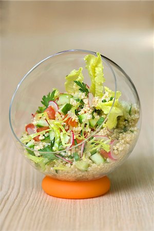 simsearch:652-03804912,k - Salade de quinoa, de radis et de concombre Photographie de stock - Premium Libres de Droits, Code: 652-03803753