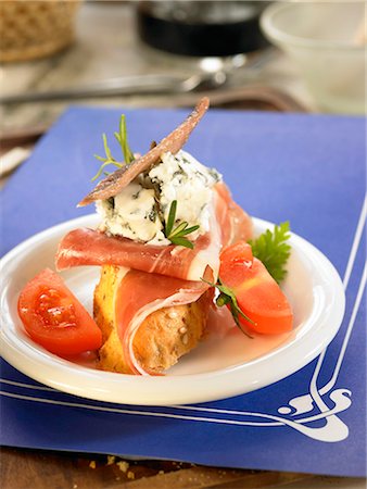 simsearch:652-03802817,k - Spanish ham,anchovy and cheese open sandwich Foto de stock - Sin royalties Premium, Código: 652-03803784