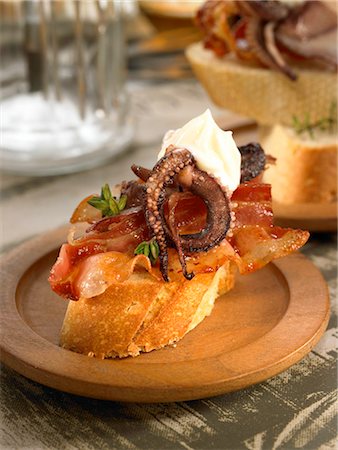 simsearch:652-03802813,k - Chipiron and bacon open sandwich Foto de stock - Sin royalties Premium, Código: 652-03803793