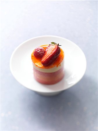 simsearch:652-03801546,k - Fruits d'été et d'abricot entremets mini Photographie de stock - Premium Libres de Droits, Code: 652-03803846
