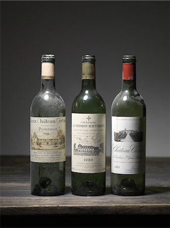 dust (dry particles) - Three  bottles of red Bordeaux wine Foto de stock - Sin royalties Premium, Código: 652-03803847