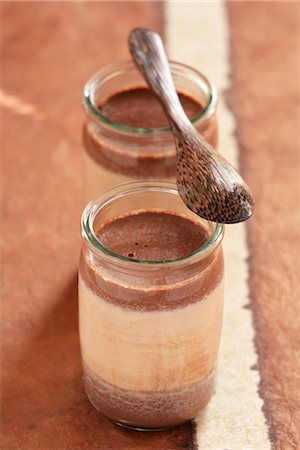 Yaourts au chocolat dans un pot de verre Photographie de stock - Premium Libres de Droits, Code: 652-03803906