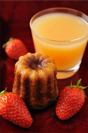 simsearch:652-03801569,k - Cannelé,strawberries and grapefruit juice Fotografie stock - Premium Royalty-Free, Codice: 652-03803924