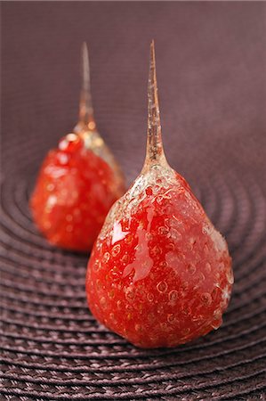 Strawberries coated in toffee Stock Photo - Premium Royalty-Free, Code: 652-03803938