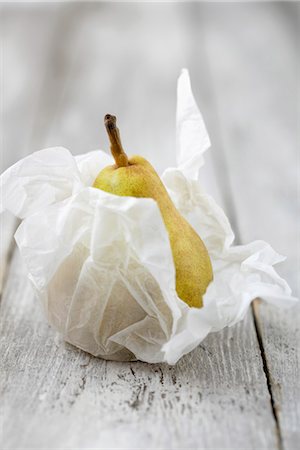 papel de seda - Pear wrapped in silk paper Foto de stock - Sin royalties Premium, Código: 652-03803949