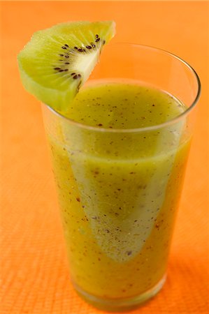 simsearch:652-03803575,k - Kiwi and banana smoothie Foto de stock - Sin royalties Premium, Código: 652-03803940