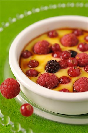 simsearch:652-03802141,k - Summer fruit gratin Stock Photo - Premium Royalty-Free, Code: 652-03803943