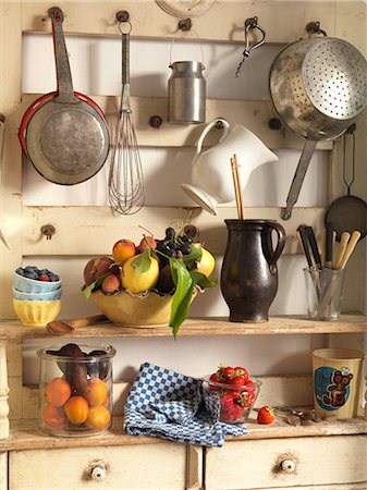 fruits colander - Fruit on kitchen shelves Stock Photo - Premium Royalty-Free, Code: 652-03803957