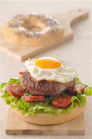 simsearch:652-01669037,k - Hamburger,fried egg and Chorizo bagel burger Foto de stock - Sin royalties Premium, Código: 652-03803968