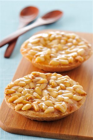 simsearch:652-03804981,k - Pine nut tartlets Foto de stock - Sin royalties Premium, Código: 652-03803995