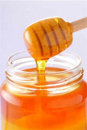 Honey spoon and jar of honey Stock Photo - Premium Royalty-Free, Code: 652-03803990