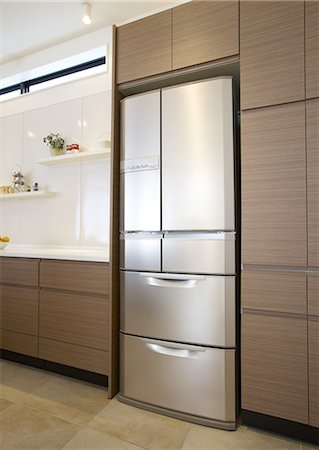 Réfrigérateur dans la cuisine Photographie de stock - Premium Libres de Droits, Code: 669-06022970