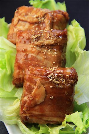 simsearch:669-07161792,k - Rice balls wrapped in sliced meat Foto de stock - Sin royalties Premium, Código: 669-07161835