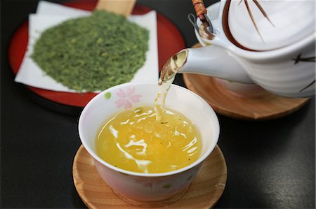 simsearch:669-07161792,k - Japanese hot tea being poured into a cup Foto de stock - Sin royalties Premium, Código: 669-08352414