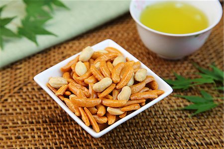 simsearch:669-07161792,k - Japanese rice crackers with peanuts Foto de stock - Sin royalties Premium, Código: 669-08352435